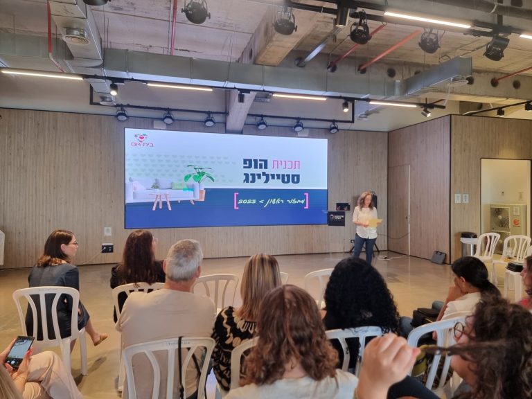 חלוקת תעודות למשתתפות הקורס "הופסטיילינג"